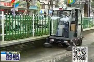 多功能掃路車上路，提高城市保潔質(zhì)量