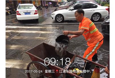 【暴雨讓人出行難 美保環(huán)境來(lái)幫忙】---記美保環(huán)境雨后及時(shí)處理積水