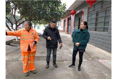 環(huán)衛(wèi)工人拾金不昧，傳遞正能量